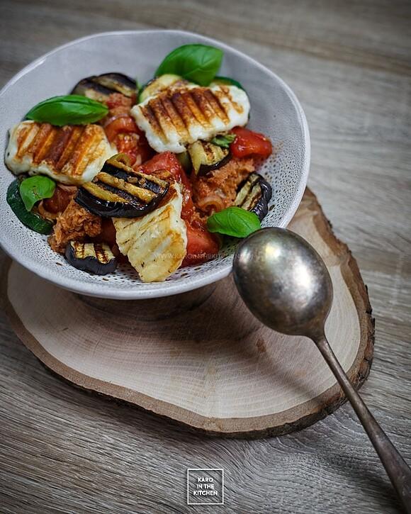 Panzanella z grillowanymi warzywami i halloumi