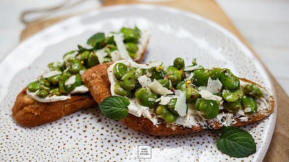Bruschetta z blanszowanym bobem i serem Pecorino
