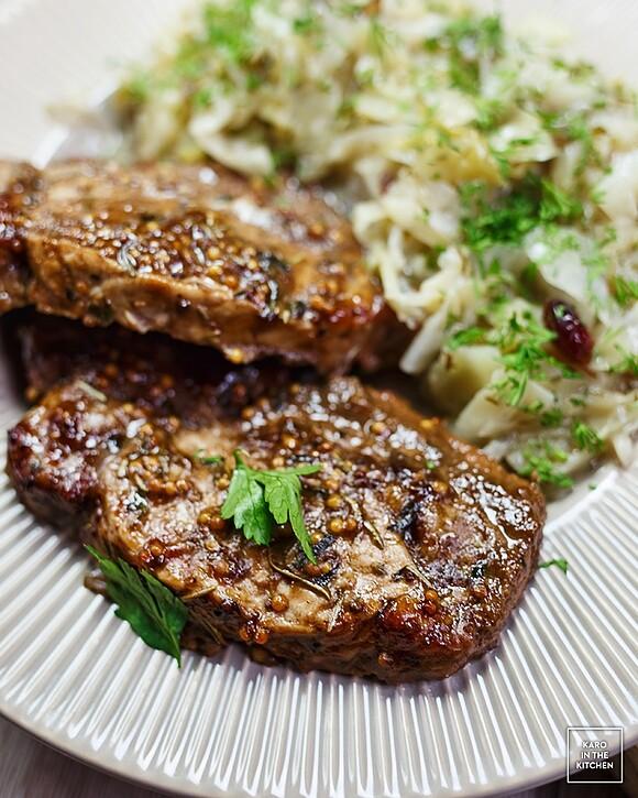 Pieczone kotlety z musztardą francuską, ziołami i octem balsamicznym