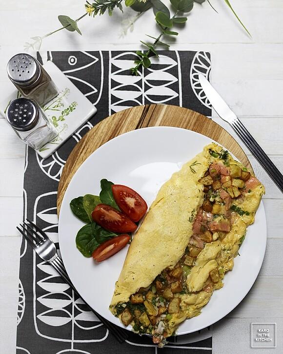 Omlet country style z wędzonym łososiem i ziemniakami