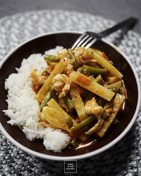 Czerwone curry z krewetkami i zieloną fasolką
