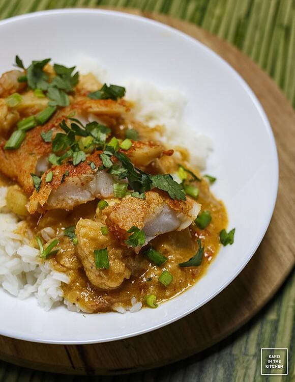 Czerwone curry z ziemniakami kalafiorem i białą rybą
