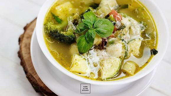 Minestrone verde włoska zupa jarzynowa