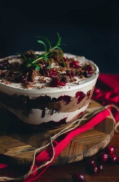Trifle z czekoladą, żurawiną i bitą śmietaną