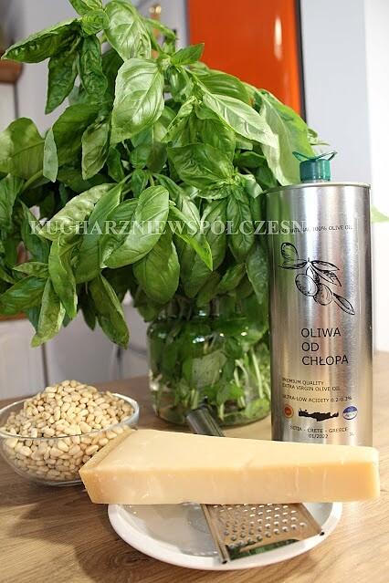 Pesto z bazylii z orzeszkami piniowymi i parmezanem