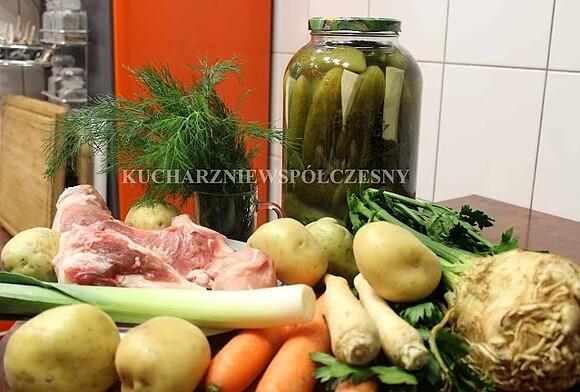 Zupa ogórkowa na kościach z ogórkami kiszonymi