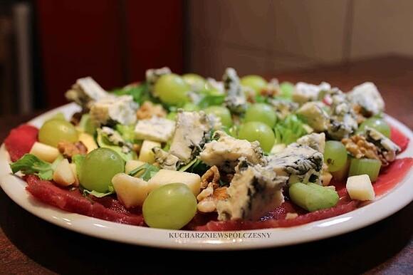 Carpaccio z sałatką waldorf i serem gorgonzola