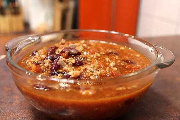 Chili con carne z fasolą i pomidorami