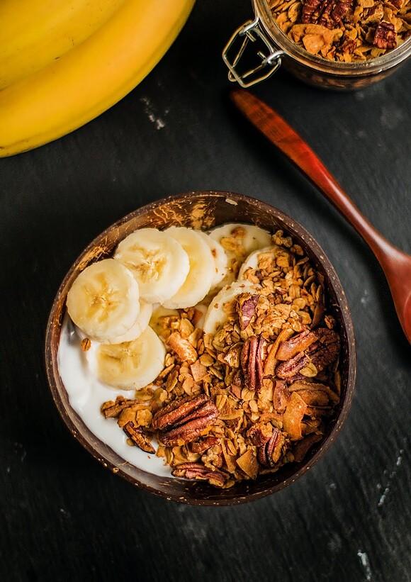 Cynamonowa granola z orzechami pekan i syropem klonowym