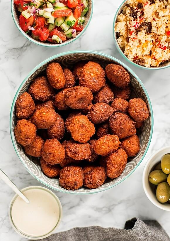 Falafele z pieczoną papryką i sosami sezamowymi