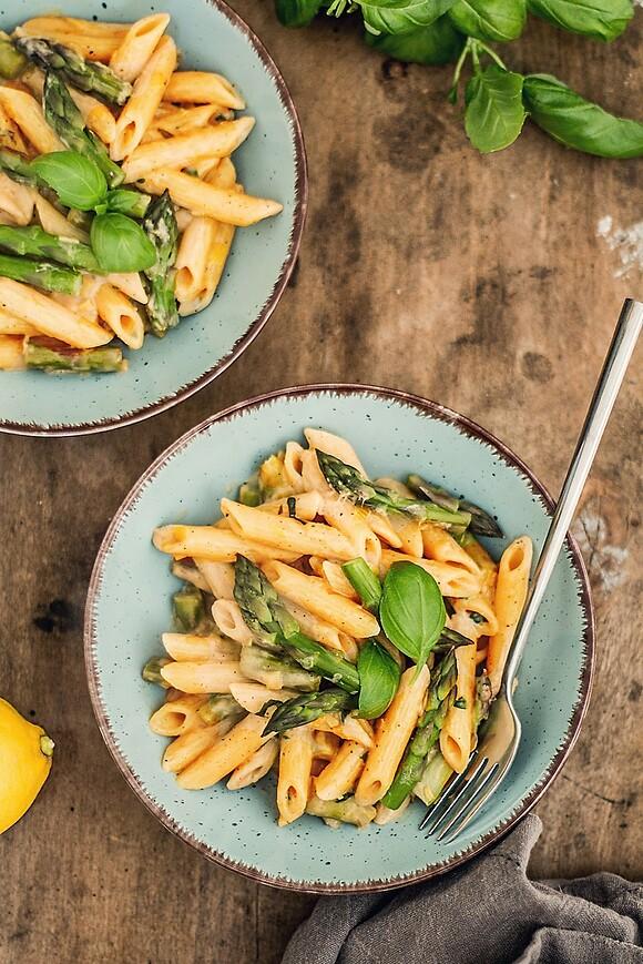 Penne w sosie cytrynowym z białą fasolą i szparagami