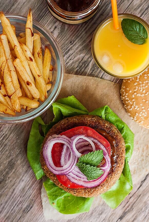 Burgery z czerwonej fasoli z sosem bbq i domowymi frytkami marmite
