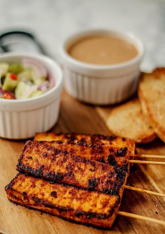 Tofu satay z sosem orzechowym i sałatką z ogórka