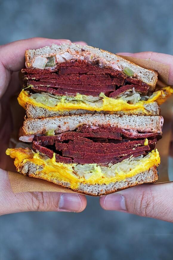 Wegańska kanapka reubena z seitanem a'la pastrami