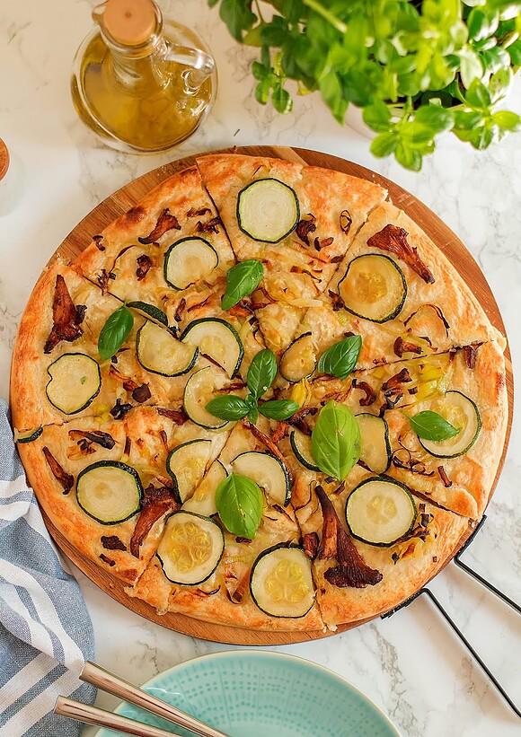 Pizza biała z kurkami cukinią i porem
