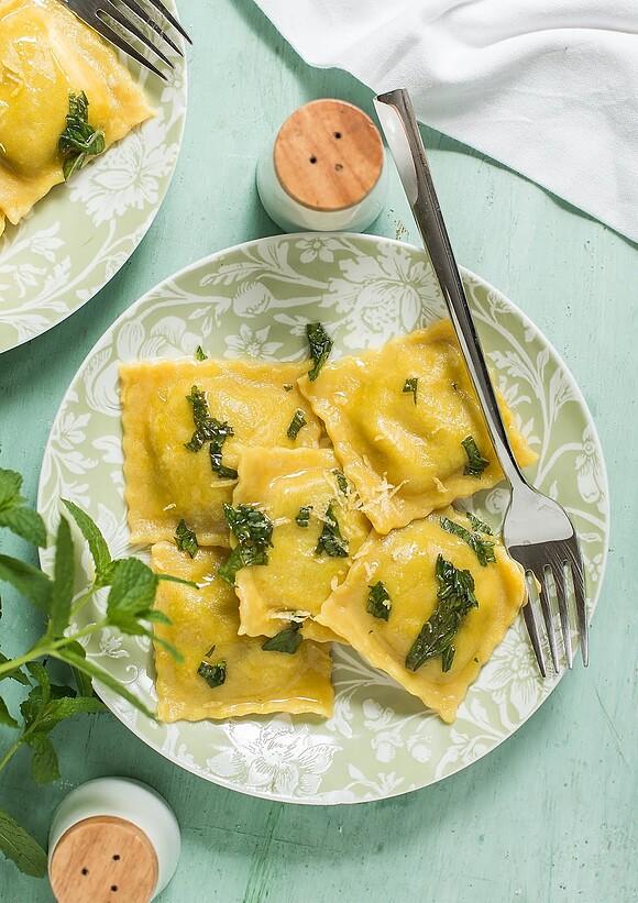 Ravioli z bobem miętą i serkiem z nerkowców