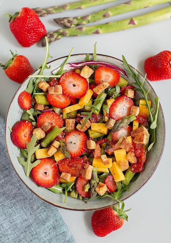 Sałatka z zielonymi szparagami, truskawkami, mango i wędzonym tofu