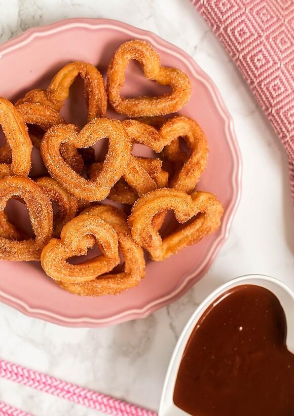 Wegańskie churros z sosem czekoladowym