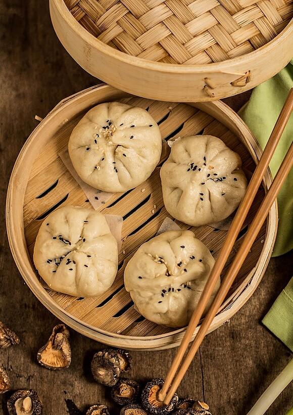 Baozi z pak choi, szpinakiem i grzybami shitake - chińskie bułeczki na parze