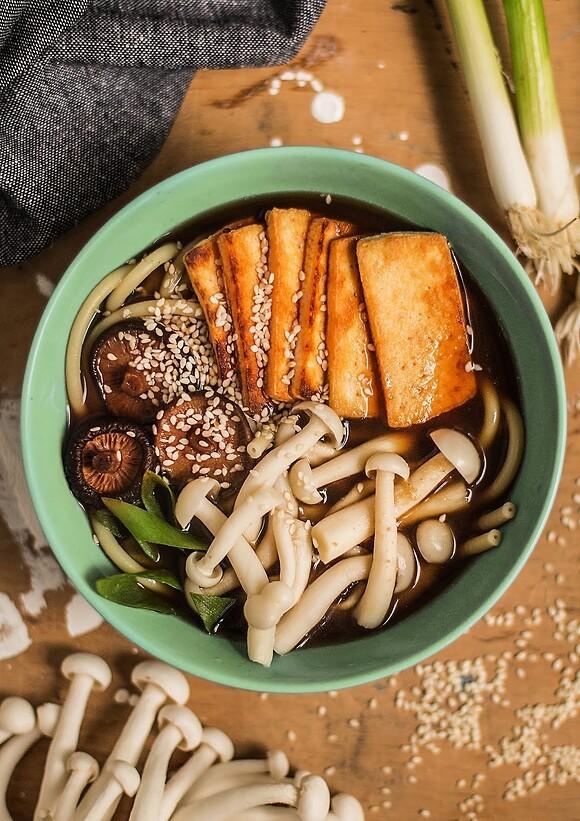 Wegański ramen grzybowy z tofu i grzybami shimeji