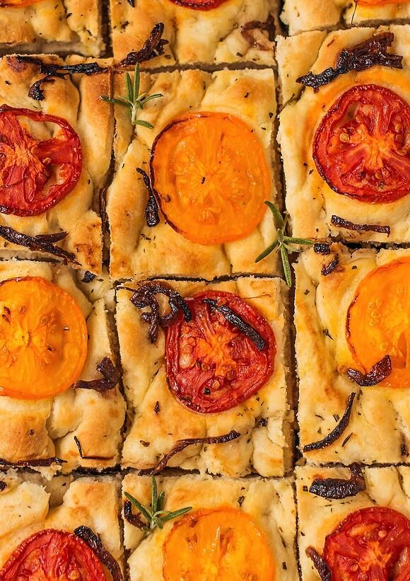 Focaccia z pomidorami rozmarynem i karmelizowaną cebulą