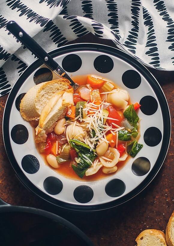 Wegańska zupa minestrone