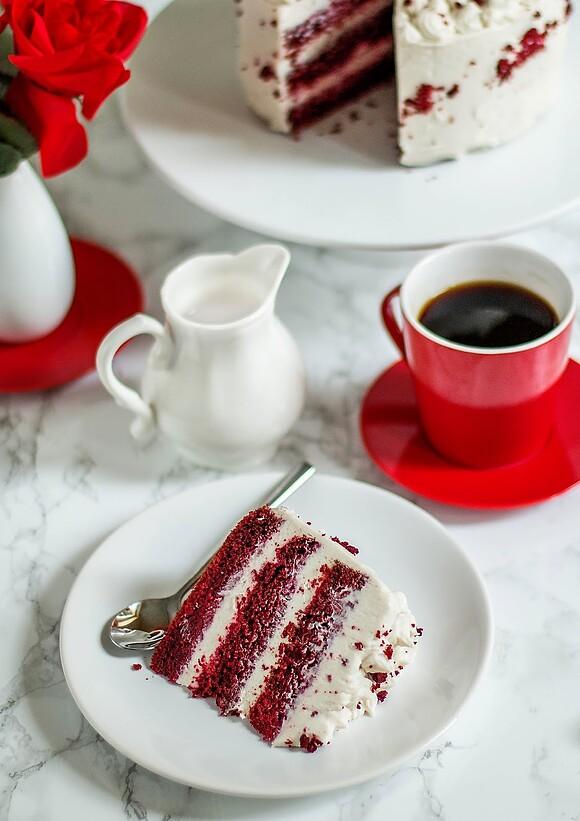 Wegański tort red velvet z białym kremem