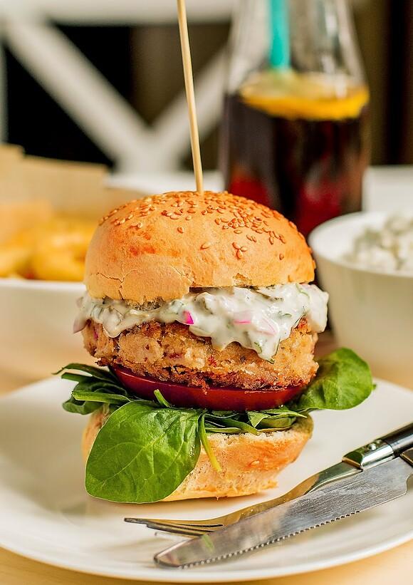 Wegański fishburger z chlebowca i ciecierzycy