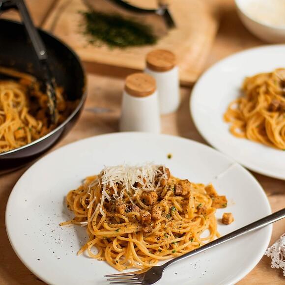 Wegańskie spaghetti carbonara z cukinii