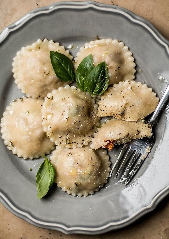 Ravioli z kurkami i kremowym serkiem nerkowcowym