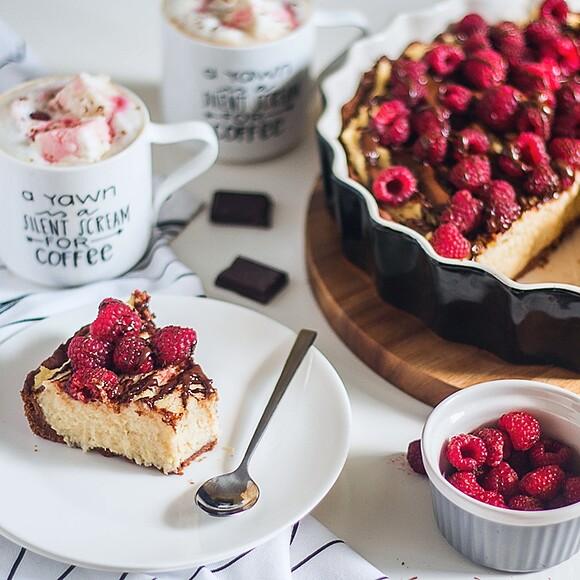 Tarta czekoladowa z kremem jaglanym i malinami