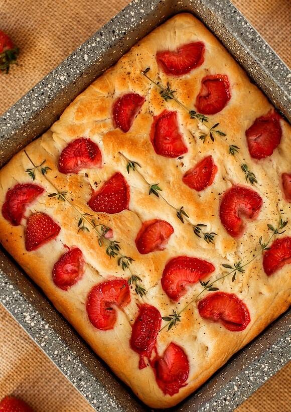 Focaccia z truskawkami i tymiankiem