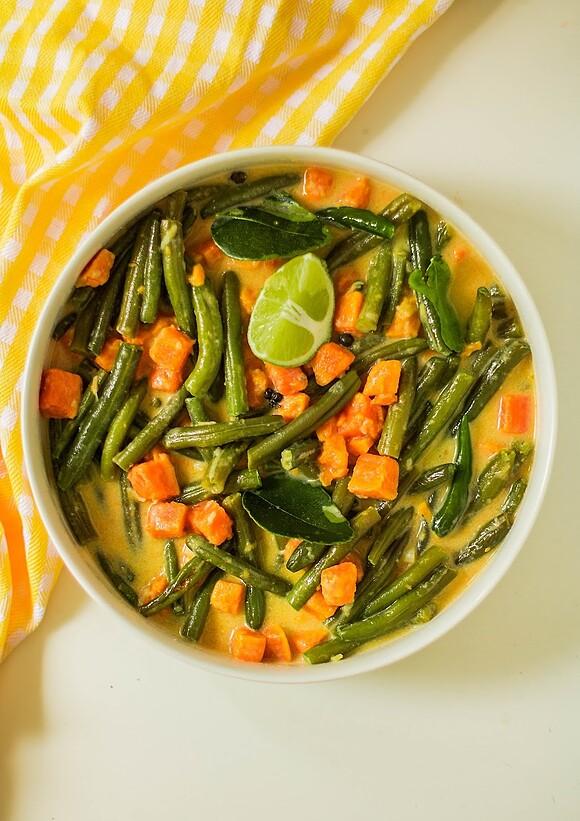 Kokosowe curry z fasolką szparagową i batatem