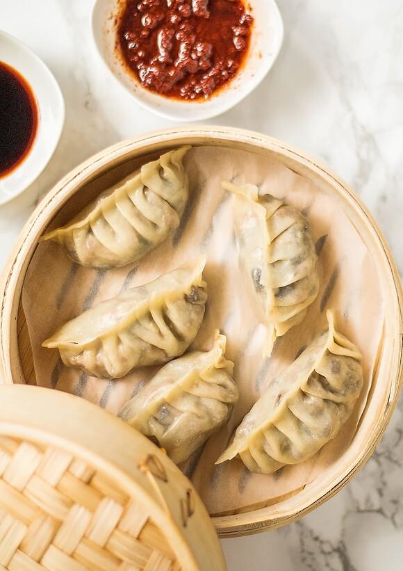 Pierożki jiaozi z młodym chlebowcem, pak choi i grzybami mun