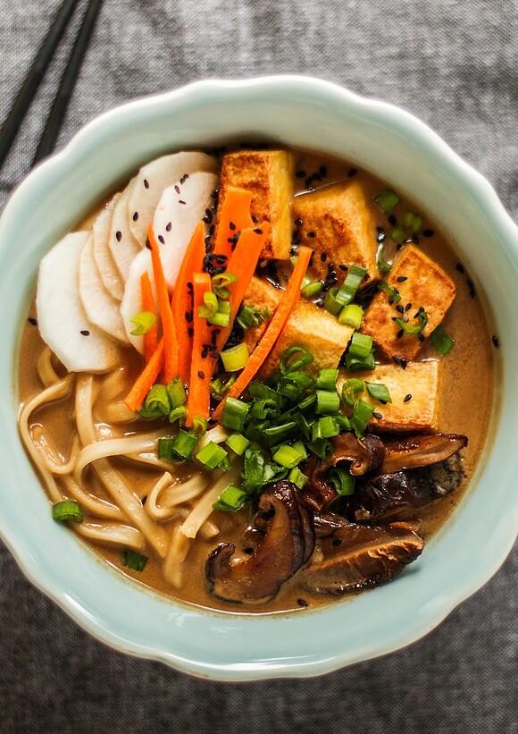 Wegański kremowy ramen z grzybami tofu i mlekiem kokosowym