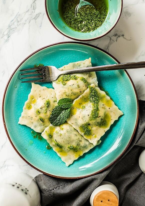 Ravioli z czosnkiem niedźwiedzim szpinakiem i tofu