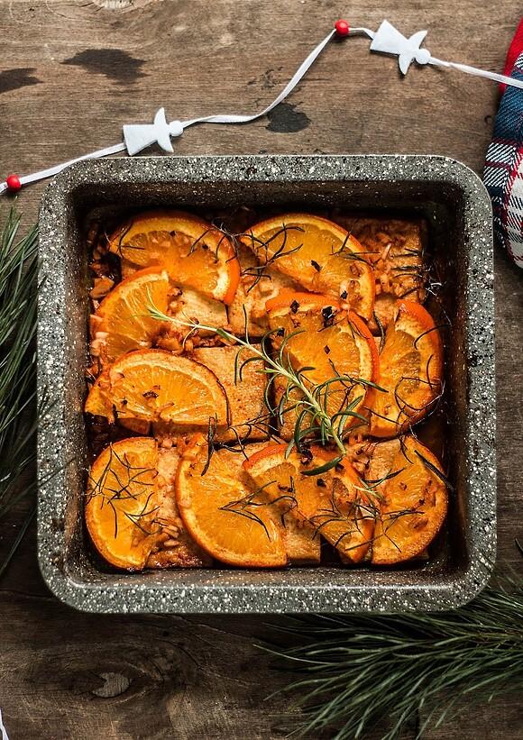 Pieczone tofu z pomarańczami, imbirem, czosnkiem i rozmarynem