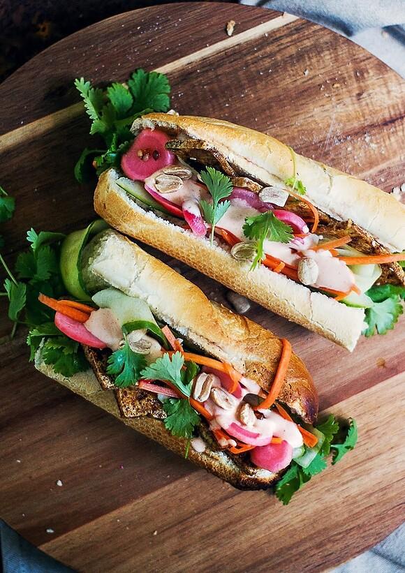 Kanapki Bánh mì z tofu, piklami i majonezem sriracha