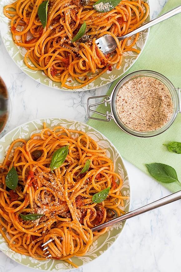 Spaghetti z pomidorami, kaparami i migdałowym parmezanem