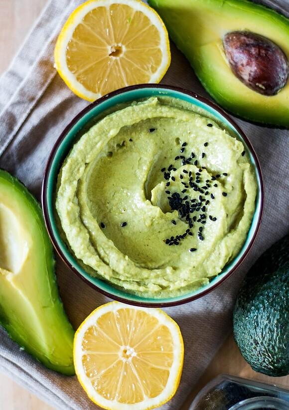 Hummus z awokado limonką i czarnuszką