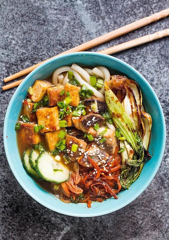 Wegański ramen z tofu, pak choi i kim chi