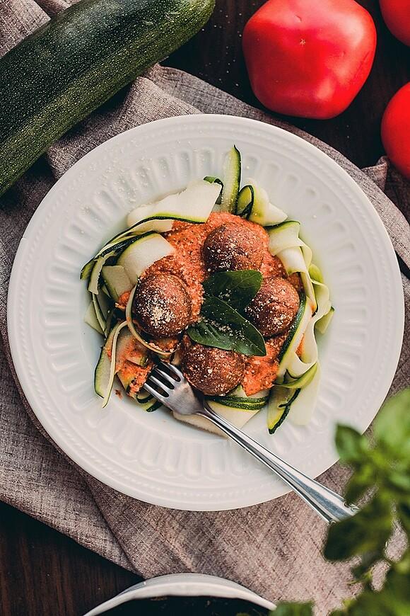 Cukiniowa tagliatelle z kremowym sosem i klopsikami parmezanem