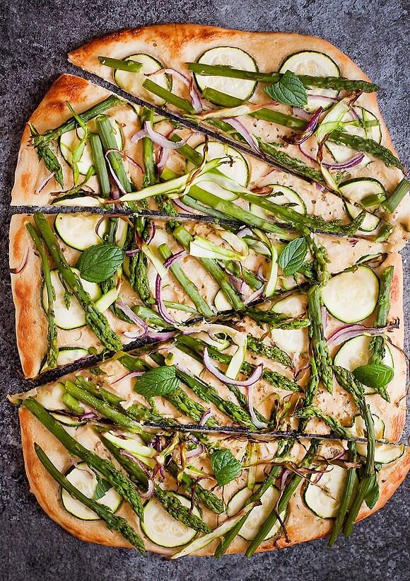 Pizza biała z nerkowcami, szparagami i cukinią