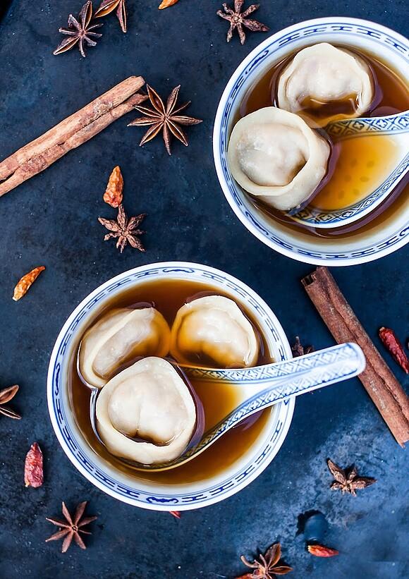 Pierożki wonton z tofu w aromatycznym bulionie
