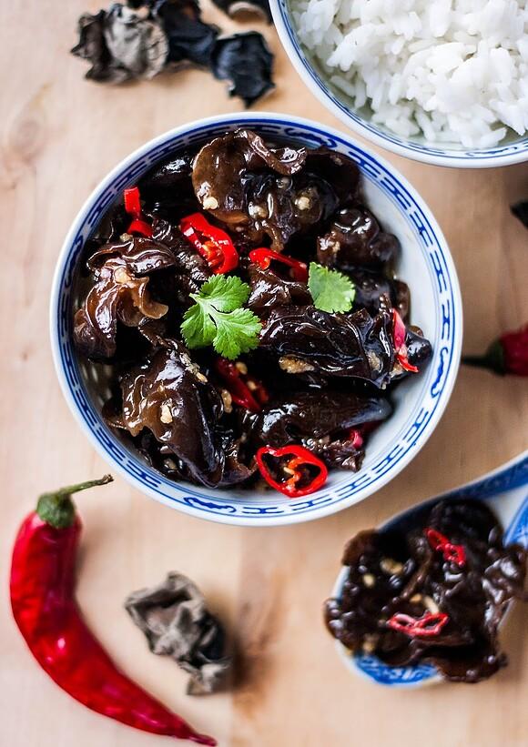 Grzyby mun w ostrej marynacie chilli