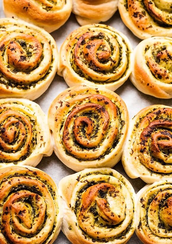 Wegańskie drożdżówki z zielonym pesto
