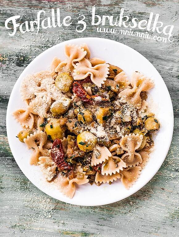Farfalle z brukselką i suszonymi pomidorami z wegańskim parmezanem