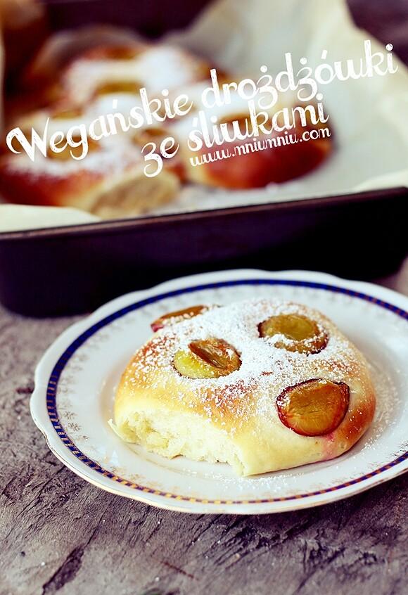 Wegańskie drożdżówki ze śliwkami