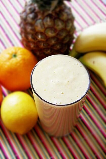 Smoothie z banana, ananasa i pomarańczy
