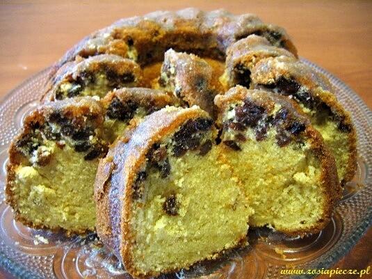Babka z rodzynkami i glazurą cukrową